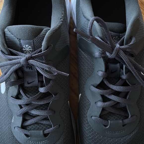 Nike Men's Gray Running Shoes - Picture 3 of 6